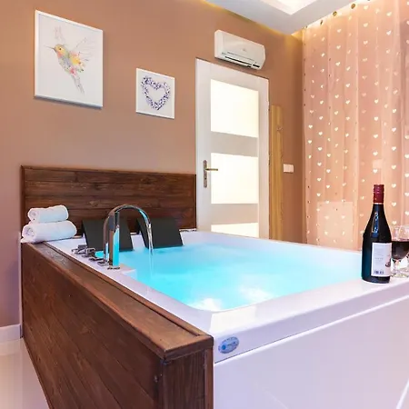Lilly De Luxe With Jacuzzi Lägenhet